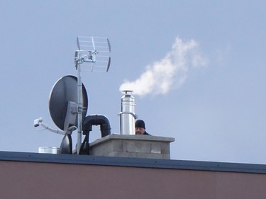 Obr. Záběr z prací na střeše, na instalační šachtě s kabeláží pro satelitní příjem televize aj.