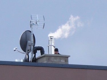 Obr. Zbr z prac na stee, na instalan acht s kabel pro satelitn pjem televize aj.