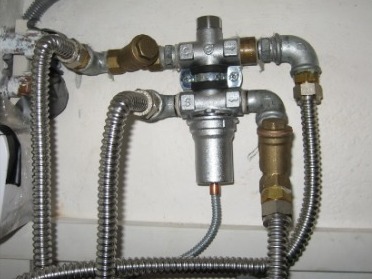 Obr. 13 Detail zapojení teplovodního ventilu pojistného zařízení