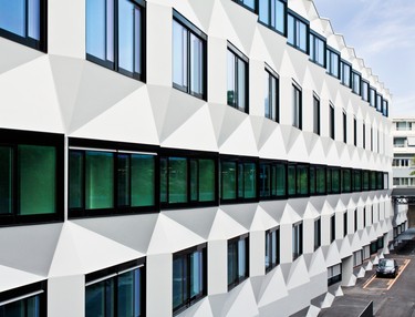Fasáda Univerzity v Luzernu, realizovaná předsazeným provětrávaným zateplovacím systémem StoVentec R a vrchní jemnozrnnou omítkou Stolit Milano