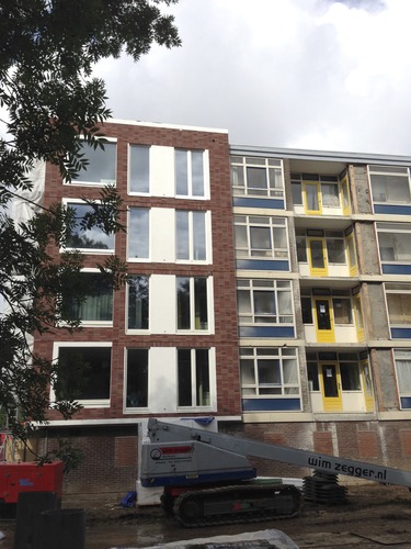 Obrázek 18: Vpravo stav před rekonstrukcí (odříznuta původní čela balkonů, zbývající část bude sloužit pro instalaci rekuperačních jednotek). Nové balkony vzniknou jako předsazené konstrukce na opačné fasádě. Vlevo nová fasáda včetně oken.