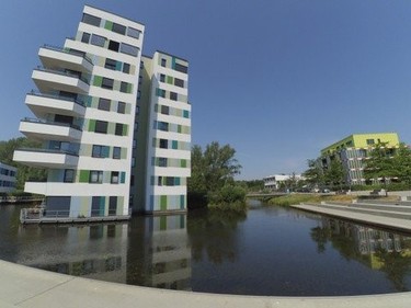 Obr. 4. Vodn domy a BIQ s fasdou s mikroasami v arelu IBA 2013 v Hamburku (Foto M. Suchan)