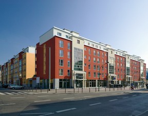 Bytový dům s prostory pro komerční využití ve Frankfurtu je zateplen fasádním systémem StoTherm Classic.