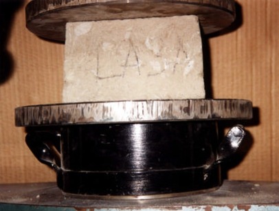 Vzorek LA3 ped zkoukou pevnosti v tlaku