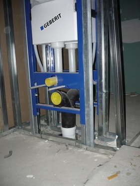 Obrázek 5 – Instalace dvojoblouku (kalhotového kusu) na připojovacím potrubí od záchodových mís
