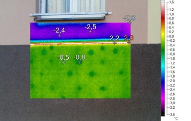 Obr. 2.,3., Termovizní snímek hliníkového zakládacího profilu. Jeho vnější povrchová teplota je výrazně vyšší než teploty v místě zateplení, tvoří se tepelný most.