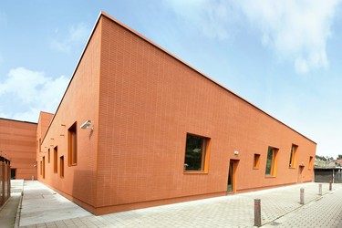 Fasáda technického institutu Gemeentelijke Technisch Instituut v belgickém městě Londerzeel, řešená pomocí systému StoBrick.