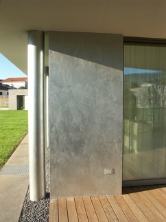 Detail stěny bytového domu v italském Thiene s povrchovou úpravou StoColor Metallic.