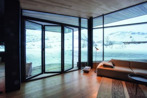Vysoce izolované prosklené fasády Schüco FW 50+.SI a dveřní systémy si poradily s chladným norským regionem. 