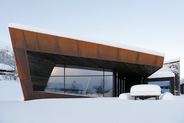 Rozsáhlá, úzkými profily rámovaná prosklená fasáda v kombinaci s rezavou patinou ocelových plechů Corten a smrkového obložení: To je rezidence Black Lodge v Ålesundu, Norsko.