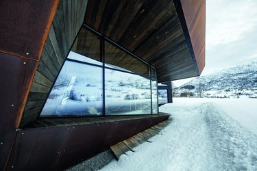 Tvar budovy navržený studiem Invit Arkitekter připomíná skály nedalekých hor.