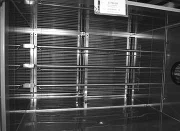 Pohled do zvlhčovací komory s instalovanými distributory páry