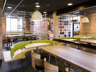 Interir modulrn restaurace McDonalds - Mlad Boleslav