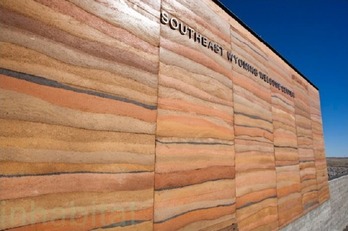 Obr. 1a: Příklad moderní budovy z dusané hlíny: turistické centrum ve Wyomingu [6]