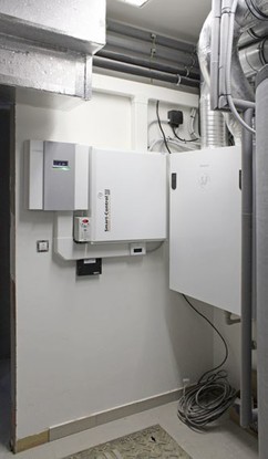 Obr. Vlastní centrální jednotka Smart Control je umístěna v technické místnosti společně s rekuperační ventilační jednotkou.