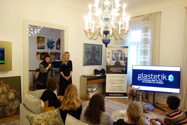 S Glastetik pedstavila hostm Petra Takov, manaerka st Glastetik a Klra Soukupov, specialistka na interirov skla.