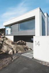 Zářivá barva betonových konstrukcí kontrastuje se šedivými povrchy a barvou profilů fasádních systémů Schüco FW 50+.HI.