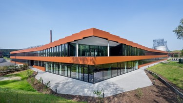 Nová budova RAG uhelného dolu Zollverein v Essenu je první stavbou inspirovanou přístupem C2C, která byla postavena v Německu – osazena je okny Schüco se Stříbrným certifikátem.