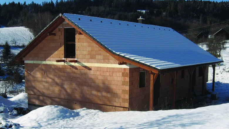 Je-li stavba na zimu ji &#8222;uzaven&#8220;, lze pokraovat ve stavebnch pracch uvnit objektu.