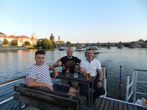 Na snímku zleva: pan Wouter De Meyer a jednatel společnosti Joris Van Mechgelen z Belgie a z turnhoutského podniku SolarPro s kolegou Nickem Salinim z Walesu. Foto: Martin Samek