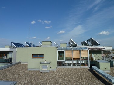 Obr. 2 Solární termická soustava pro přípravu teplé vody na bytovém domě v Praze 8