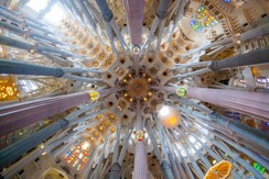 Antoni Gaudí i Cornet a jeho chrám Sagrada Família v Barceloně © william87 – Fotolia.com