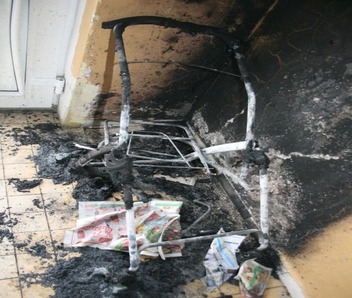 Obr. 1: Příklady škod způsobených požáry kočárků v bytových domech; b) Holice [6]