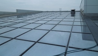 Obr. č. 1 pohled na část střešního světlíku (plocha celkem 2600 m²)