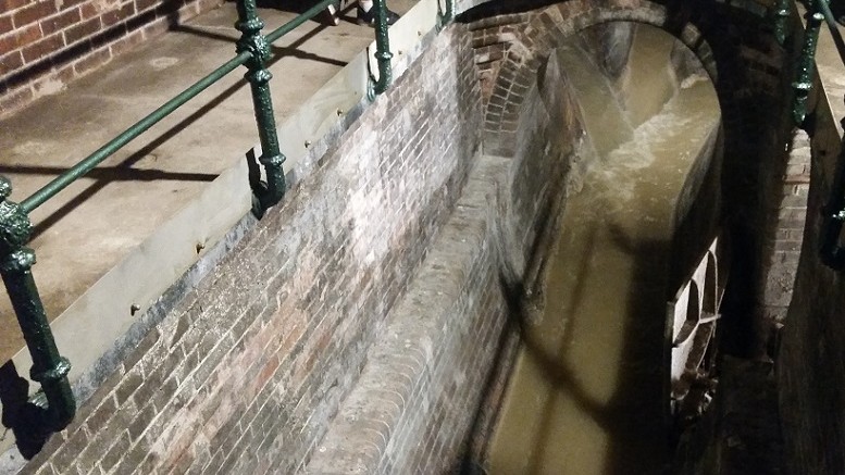 Historický Cizinecký vstup do veřejné kanalizace pod Staroměstským náměstím, foto D.Kopačková, redakce
