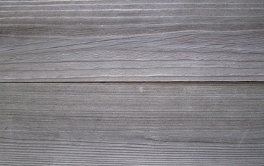 Obr. 1 Tepelně modifikované dřevo z jehličnatých dřevin (borovice – nahoře; a smrk – dole) po 2leté expozici v exteriéru pod úhlem 45°