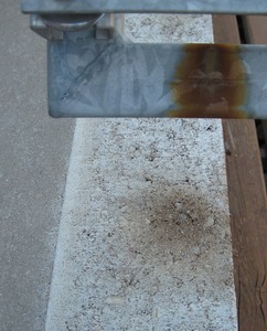 Obr. 2B Znečištění kovového a také betonového profilu vyplavenými tříslovinami dubu bez ošetření povrchovou úpravou v exteriérové expozici