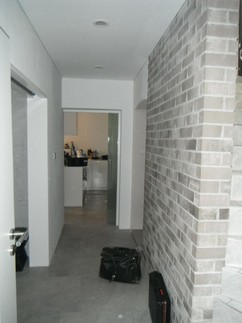 Obrázek 11 –  Situační obrázek přízemí – vlevo byl vstup do obývacího pokoje, v čele vstup do kuchyně a vpravo vstupní otvor do prostoru s dveřmi kotelny a skladu viz obrázek 5 a 6.