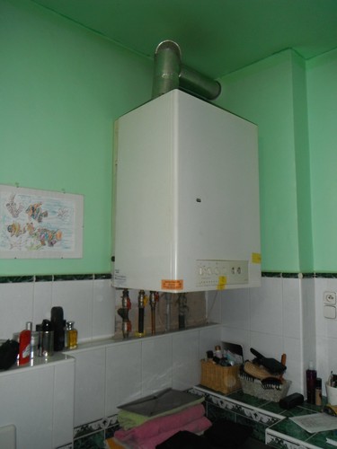 Obrázek 1 –  Při vstupu do koupelny byl kombinovaný kotel na vytápění a ohřev TUV firmy DAKON, typu BEA 24 BK zavěšený vlevo, v rohu na stěně koupelny naproti vstupním dveřím do koupelny. Jmenovitý výkon kotle je 24 kW.