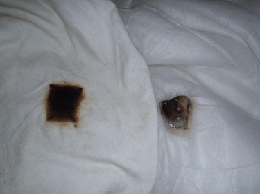 Obrázek č. 4: Detail na prohoření psího pelechu – rozvoj požáru zastaven díky včasné reakci majitelů (Zdroj: HZS Libereckého kraje)