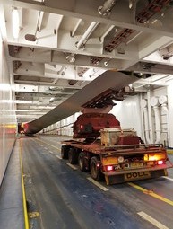 Přeprava 74 metrů dlouhého listu pro větrnou elektrárnu z Dánska do Německa trajektem Berlin
