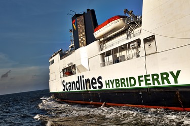 Sc-lines Hybrid Ferry - Trajekty společnosti Scandlines s hybridní technologií pohonu jsou viditelně označeny na svých bocích