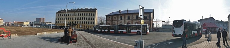 Panorama – odleva autobusové nádraží Zvonařka, smyčka MHD s retro kulisami, Dolní nádraží