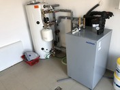 Vytápění domu a přípravu teplé vody zajišťuje tepelné čerpadlo země-voda Acond se zemním kolektorem