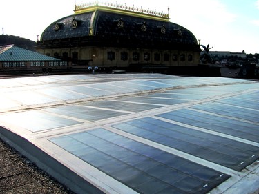 Plochá střecha provozní budovy Národního divadla v Praze s hydroizolačními a současně fotovoltaickými pásy.