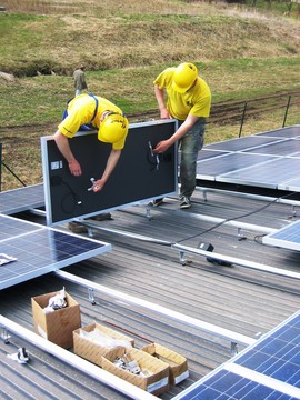 Záběr z instalace fotovoltaických panelů pro výrobu elektřiny ze slunečního záření na střeše bývalé drůbežárny u Opatova na Svitavsku. Instalovaným výkonem 60 kW tak tato instalace překročila jako první v Česku z dnešního pohledu zanedbatelnou hranici 10 kW.