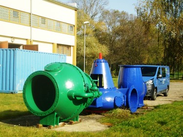 Armatury vodárenského systému jako exponáty u čerpací stanice surové vody u Otradovic