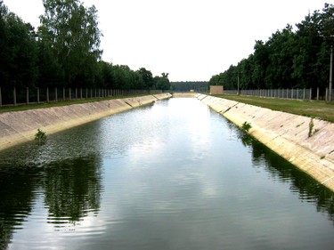 Jeden ze zasakovacích bazénů umělé infiltrace mezi Káraným a Lysou nad Labem v napuštěném stavu a při obnově pískové infiltrační vrstvy.