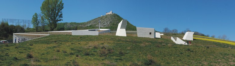 Panorama Archeoparku, v pozad Plava a zcenina hradu Dviky