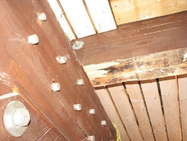Obr. 8: Detail poškozené vaznice. Z obrázku je patrné dělení profilu přesně v místě ozubu, kde vnikají největší namáhání dřeva tahem napříč vláken, které mohlo být iniciátorem poruchy vaznice.