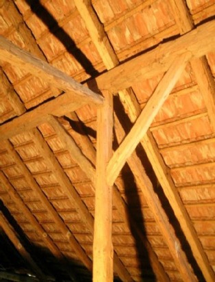 Obr. 29: Konstrukce krovu historického kostela na Prašivé – vkládání prvků (rozpěry) z nekvalitního dřeva, některé prvky byly již napadeny dřevokazným hmyzem