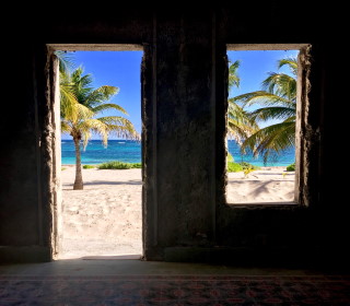 Autor: Ondrej Kruzica - Dvee a okno oputn vily blzko Tulumu na Jukatanu v Mexiku. Piblili jsme se opatrn - lid tam mohou stlet nepovolan - a zjistili, e stavba je przdn