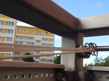 Obrzek 3.: Detail pipojen rohovho sloupku k madlm balkonu