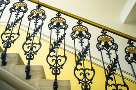 Krásné ornamentální prvky schodiště