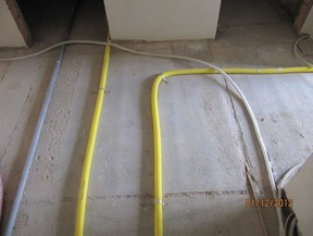 Veden plynovodu v konstrukci podlahy v plynotsn chrnice IVAR.KOT-GAS