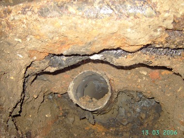Obr. 2 eln pohled na utaven potrub plynovodn ppojky, v horn sti nad potrubm je vidt sten utaven kabel